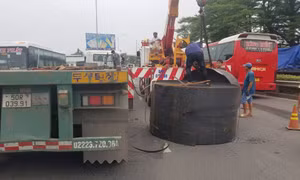 2 cuộn sắt nặng chục tấn văng khỏi container, giao thông ùn tắc
