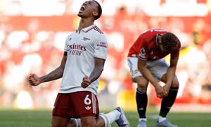 Arsenal lại thắng Man United nhờ 'bóng chết'