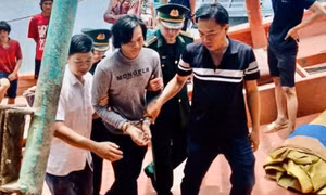 Bắt giữ đối tượng bị truy nã lẩn trốn trên tàu cá