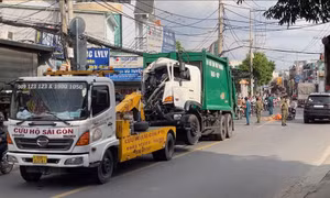 Xe cứu hộ kéo xe rác va chạm xe máy, nam thanh niên tử vong tại chỗ