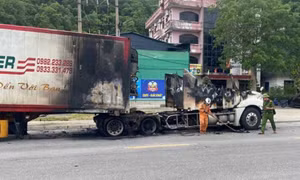 Xe container đang lưu thông trên quốc lộ thì tự bốc cháy