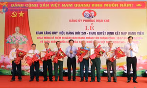 Đảng ủy phường Mạo Khê trao Huy hiệu Đảng và Quyết định kết nạp đảng viên dịp 2/9