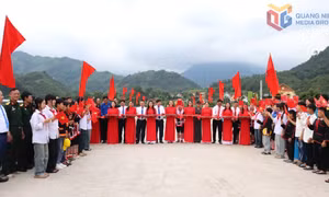 Xã Quảng Tân gắn biển công trình chào mừng Đại hội đại biểu Đảng bộ xã