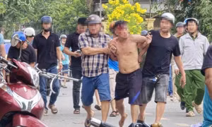 Khống chế người đàn ông cầm dao có biểu hiện bất thường ở TPHCM