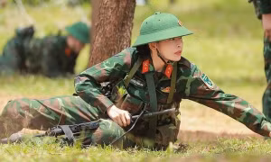 Chi Pu đẹp mạnh mẽ, sáng bừng trong Sao nhập ngũ