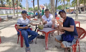 Du khách nước ngoài hạnh phúc khi tìm lại được nhẫn kim cương bị đánh rơi trên biển Đà Nẵng
