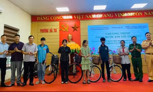 Công an tỉnh tặng 30 xe đạp cho học sinh có hoàn cảnh khó khăn