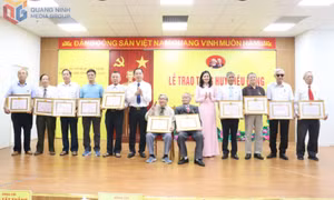 Trao Huy hiệu Đảng cho đảng viên đợt 2/9/2025