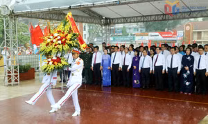 Đoàn đại biểu tỉnh dâng hương tại Đài tưởng niệm các Anh hùng liệt sĩ và Tượng đài đồng chí Vũ Văn Hiếu