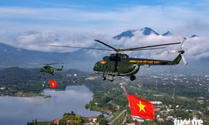 Trực thăng bay huấn luyện đội hình treo cờ Đảng, cờ Tổ quốc