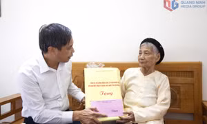Phó Chủ tịch Thường trực UBND tỉnh thăm, tặng quà Bà mẹ Việt Nam Anh hùng Nguyễn Thị Thực