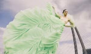 Vietnam’s Next Top Model 'treo' người mẫu lơ lửng trên cao là thái quá?