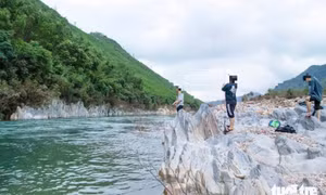 Hai sinh viên mất tích khi tắm suối ở Đà Nẵng