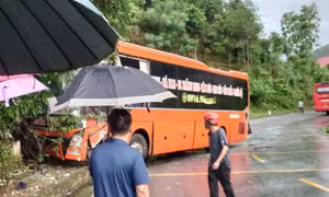 Hai xe khách tông nhau ở Lào Cai, một người chết