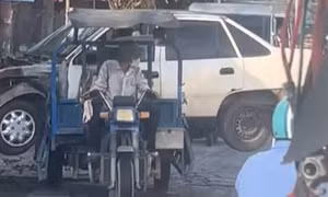 Chạy xe ba gác chở 'xác' ô tô, người đàn ông ở TP.HCM bị phạt