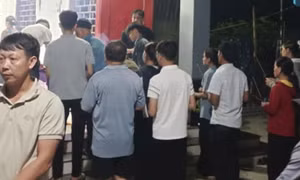 Sửa mái tôn chống bão số 5, người đàn ông ở Nghệ An bị điện giật tử vong
