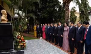Chủ tịch nước Lương Cường dâng hoa tại Tượng Bác Hồ và Bia tưởng niệm trên Đại lộ Hồ Chí Minh ở thủ đô Luanda