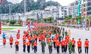 Bừng sáng sắc đỏ ngày hội "Cùng Việt Nam tiến bước"