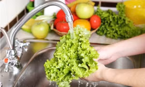Có phải ngâm rau càng lâu, rau càng sạch?