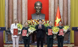 Chủ tịch nước Lương Cường trao quyết định thăng quân hàm, cấp bậc hàm cho sĩ quan cấp cao Quân đội và Công an