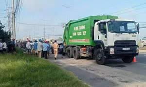 Hai người tử vong, một người bị thương nặng sau khi ô tô húc đuôi xe chở rác