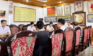 Nhân viên y tế bị tấn công khi đang đón tiếp người bệnh ở Ninh Bình