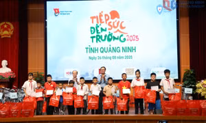 Trao quà, học bổng và nhận đỡ đầu cho trẻ khuyết tật, học sinh có hoàn cảnh khó khăn