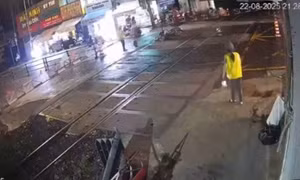 Hai nữ nhân viên gác chắn dũng cảm ngăn chặn vụ tai nạn đường sắt