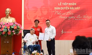 Nhạc sĩ Phạm Tuyên trao tặng ca khúc “Như có Bác trong ngày đại thắng” cho Báo Nhân Dân