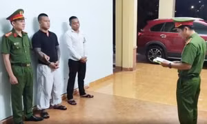 Tạm giữ thanh niên rút súng bắn chỉ thiên, dí vào đầu dọa chủ quán bida