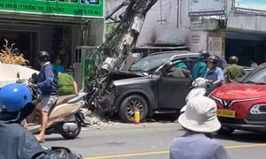 Xe bán tải mất lái tông gãy cột điện ở phường Thủ Đức, nghi do tài xế đột tử