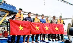 Đồn Biên phòng Đảo Trần tặng cờ Tổ quốc cho ngư dân