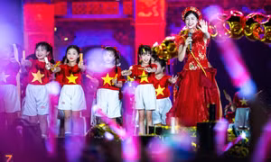 Hòa Minzy và sức hút của âm nhạc yêu nước