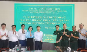 Trung tướng Lê Đức Thái tặng kinh phí xây nhà cho các hộ có hoàn cảnh khó khăn tại phường Hiệp Hòa