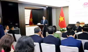 Chủ tịch nước Lương Cường gặp gỡ cán bộ, nhân viên Đại sứ quán và cộng đồng người Việt Nam tại Angola