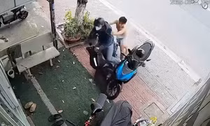 Vô tiệm vờ mua vàng, nam thanh niên cướp giật lắc tay bỏ chạy