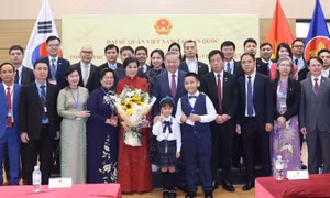Tổng Bí thư Tô Lâm thăm Đại sứ quán và gặp gỡ cộng đồng người Việt Nam tại Hàn Quốc
