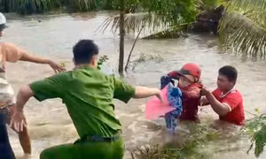 Người phụ nữ bán vé số bị dòng nước chảy xiết cuốn trôi cả người và xe
