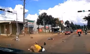 Ôtô lao nhanh qua ngã tư, tông liên hoàn nhiều xe ở Gia Lai, làm 3 người bị thương
