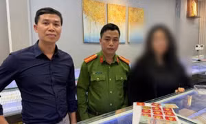 Công an ập vào tiệm vàng ở Hà Nội giải cứu cô gái có biểu hiện lạ