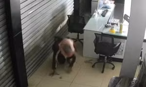 Kẻ trộm bịt mặt từ trần nhà đột nhập cửa hàng, lấy nhiều điện thoại