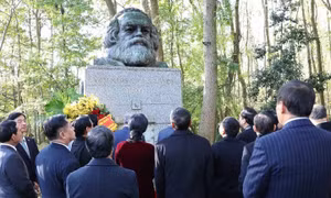 Tổng Bí thư Tô Lâm viếng mộ Karl Marx tại nghĩa trang Highgate, London