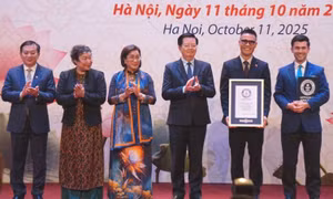 Tranh sơn mài ‘Bác Hồ đọc Tuyên ngôn Độc lập’ của Chu Nhật Quang nhận kỷ lục thế giới