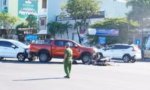 Tai nạn liên hoàn giữa ngã tư trung tâm Đà Nẵng, hiện trường có 1 xe máy, 4 ô tô