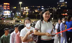 Người dân và du khách nườm nượp xếp hàng đổi vé Hạ Long Concert 2025 trong buổi tối