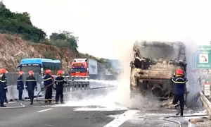 Xe khách cháy trên cao tốc Nha Trang-Cam Lâm, 30 hành khách thoát hiểm