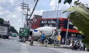Tai nạn thương tâm giữa xe bồn và xe máy, một phụ nữ tử vong tại chỗ ở TPHCM