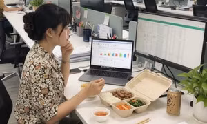 Bữa trưa trước màn hình: Thói quen nhỏ, hệ lụy lớn cho sức khỏe dân công sở