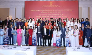 Tổng Bí thư Tô Lâm gặp gỡ cán bộ Đại sứ quán và cộng đồng người Việt Nam tại Anh
