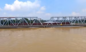 Đưa đoàn tàu hỏa 300 tấn đến giữ cầu đường sắt Bắc Giang, ngăn lũ cuốn trôi cầu